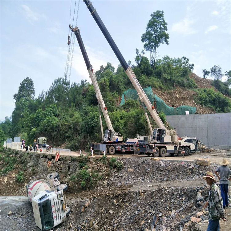 新村镇汽车掉沟里叫吊车救援要多少钱
